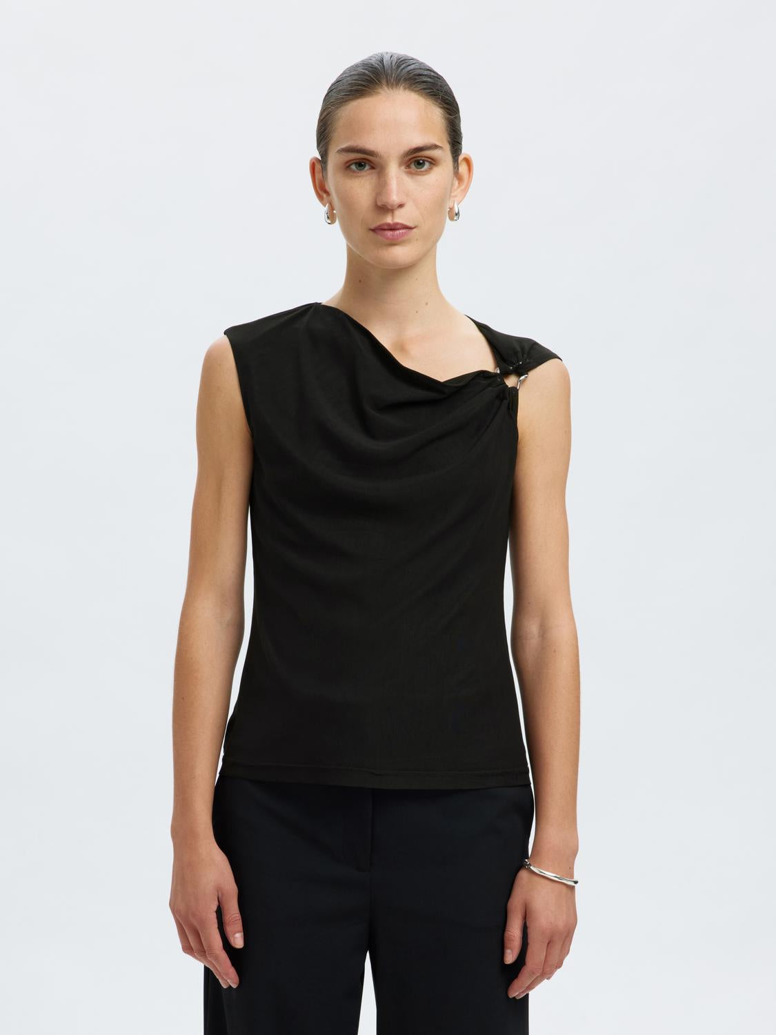 model_shot-front